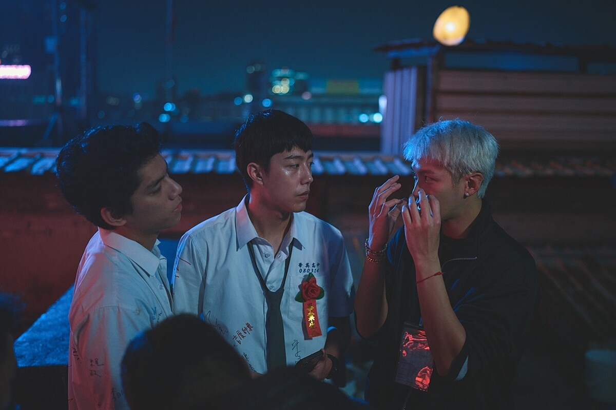 柯震東（右）首執導筒，講戲時常不自覺也演起來