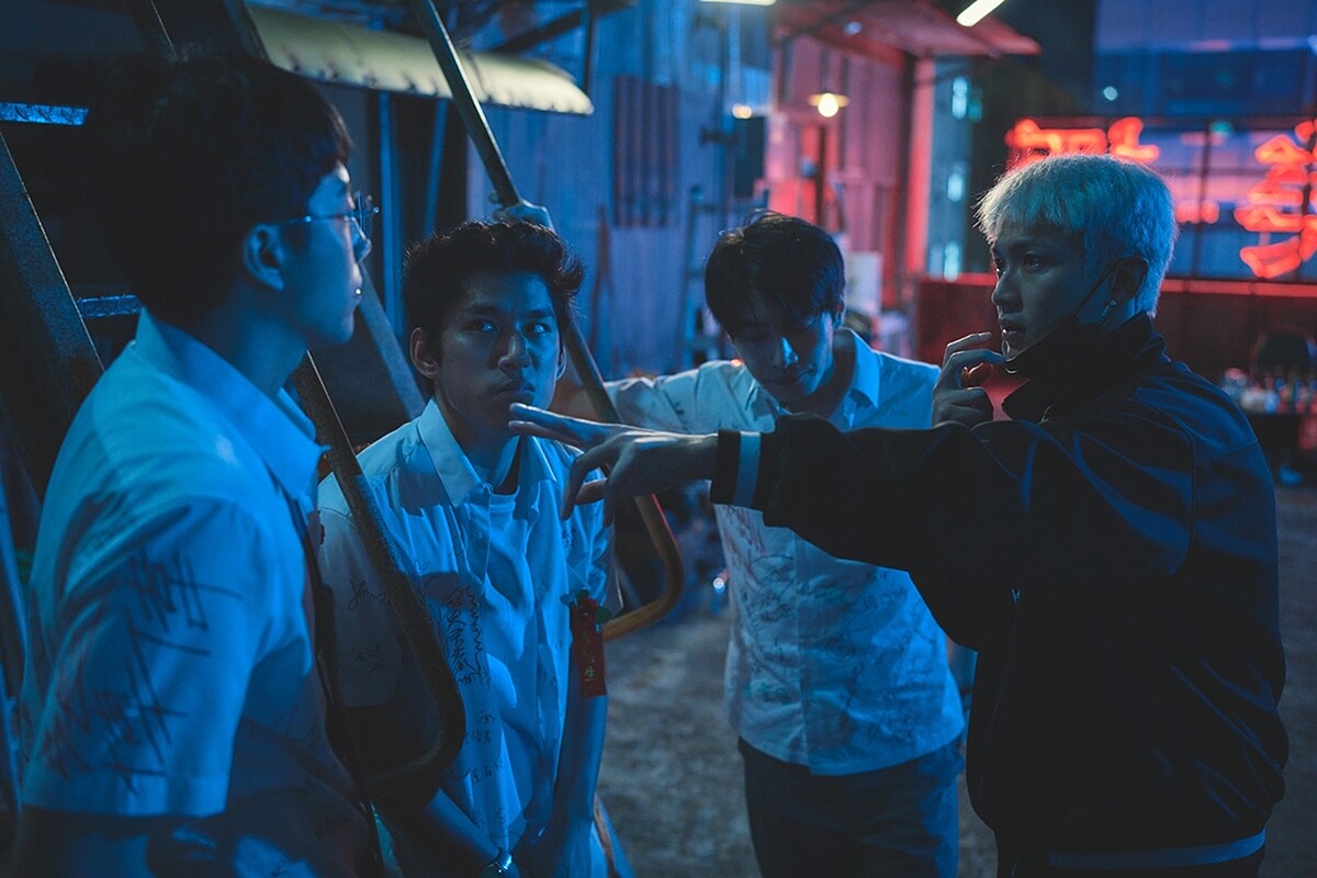 《黑的教育》導演柯震東（右起）常和宋柏緯、朱軒洋、蔡凡熙講戲交流