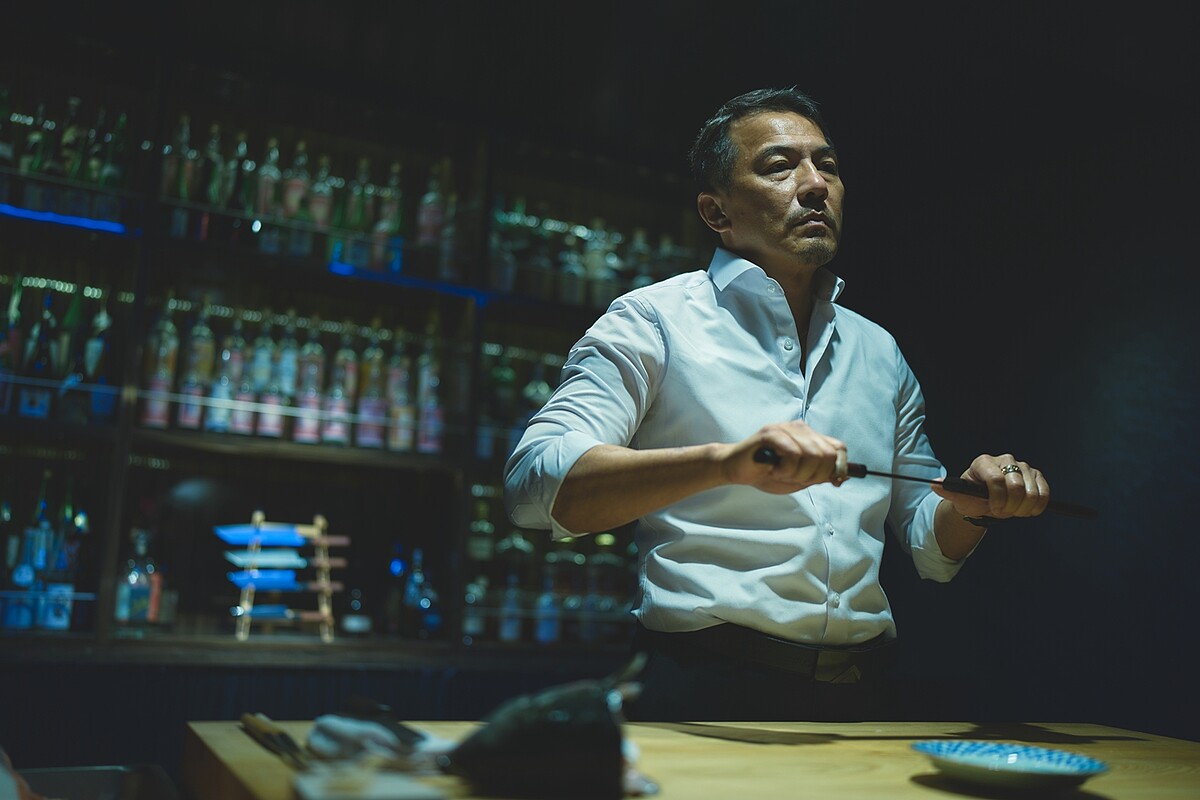 演技派的戴立忍在《黑的教育》飾演黑道老大，一出場就霸氣十足