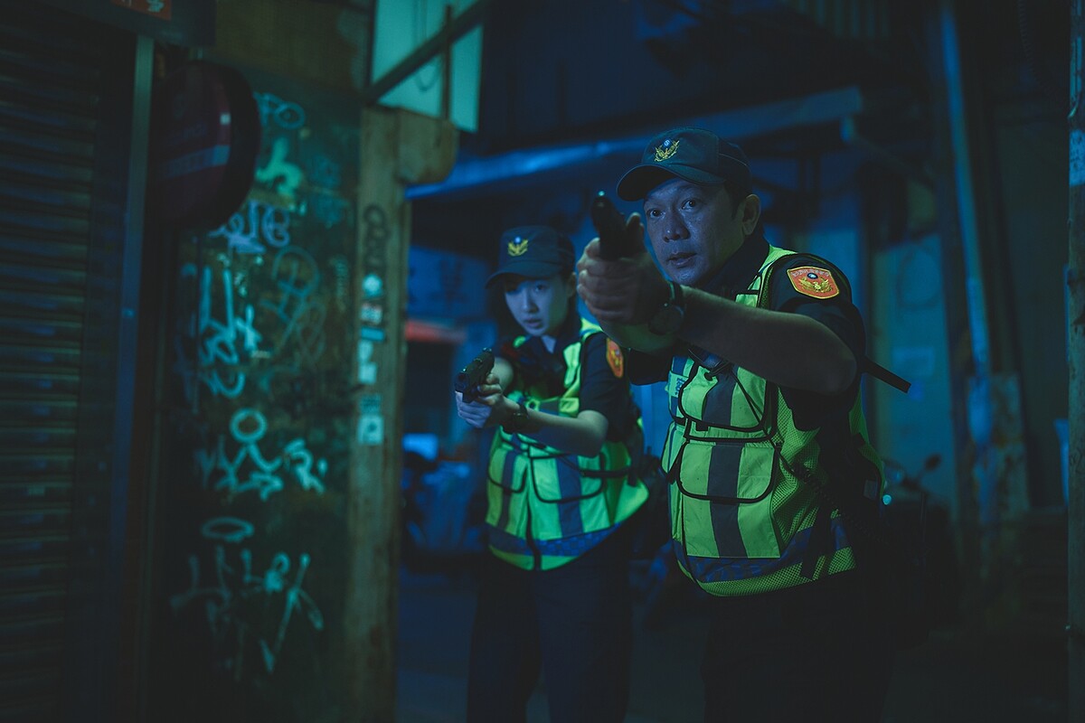 曾獲金馬新導演肯定的黃信堯能導會演，在《黑的教育》裡飾演警察