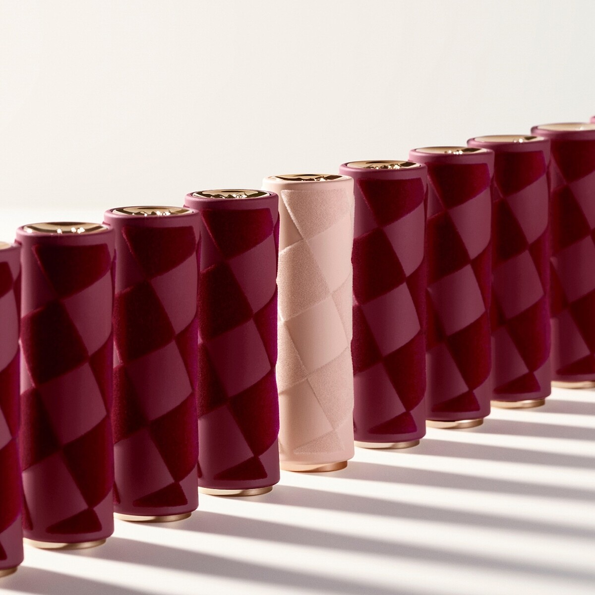 蘭蔻絕對完美柔霧唇膏2023情人節限定情境圖。