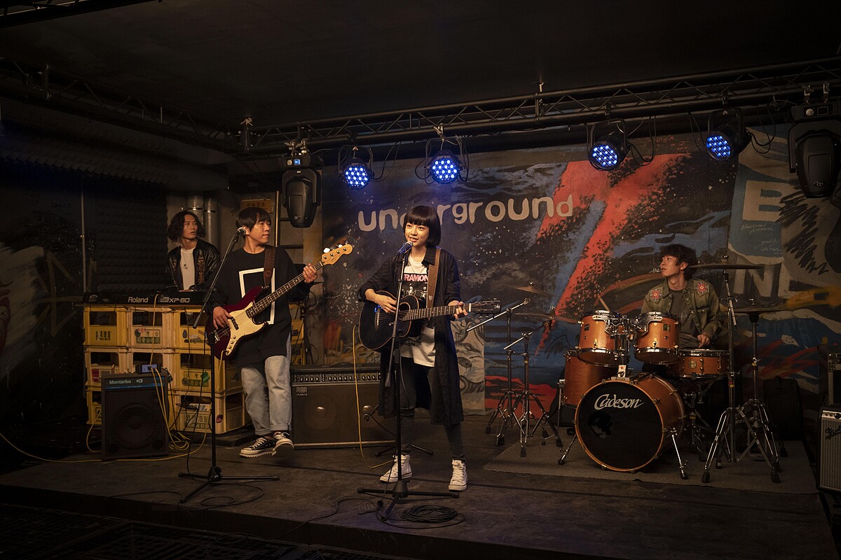 姚愛寗在《師大社會地下公園》與神棍樂團組團擔綱主唱，從此愛上音樂