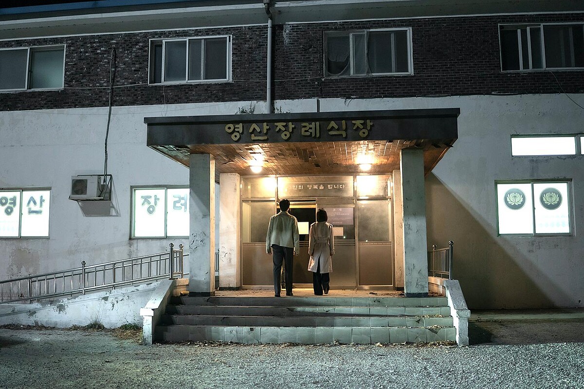 《黑暗榮耀2》文同珢與朱如炡站在靈堂前