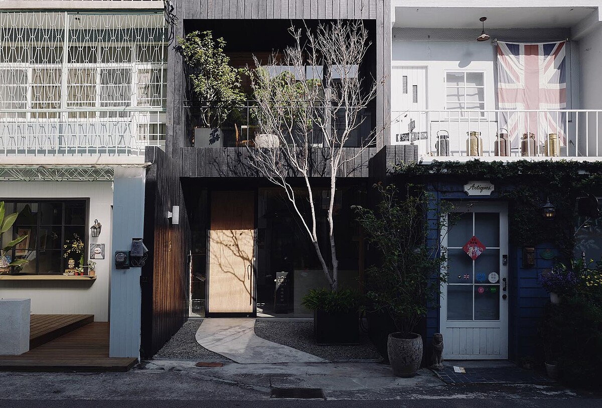 黑色低調的建築物以老宅改建。