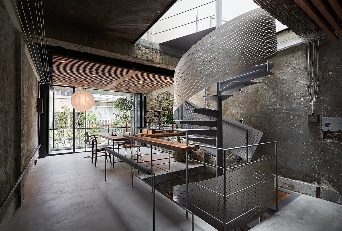 灰色旋梯貫穿整個空間。