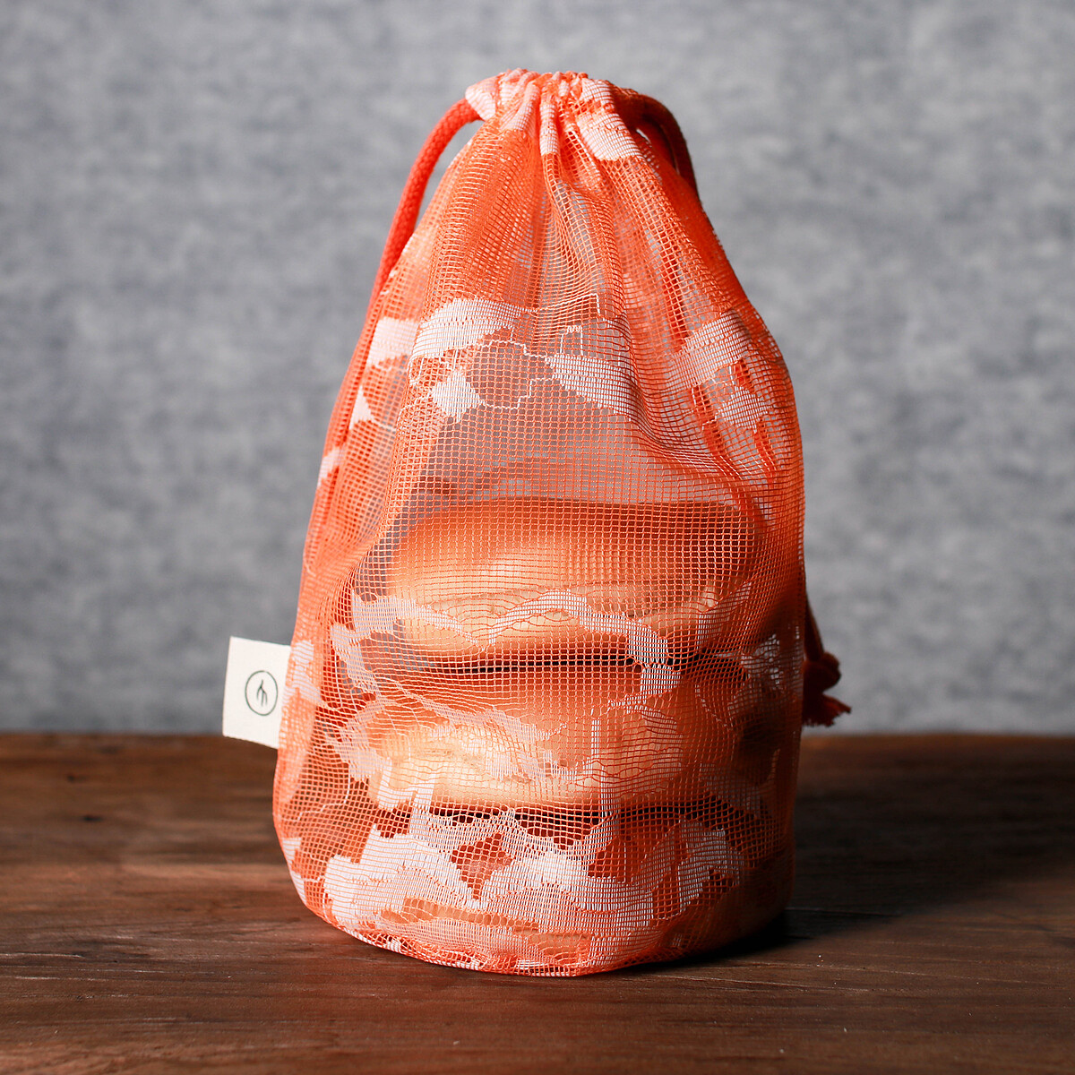 將蚊帳圖紋翻玩重製成貝果提袋，材質柔軟如蕾絲，造型可愛百搭，是本次策展限量獨賣特色商品