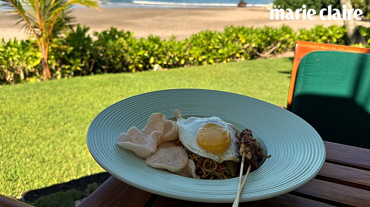 吃早餐配海景，畫面太舒心！