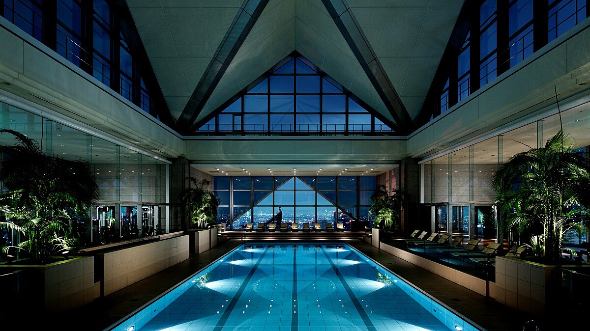 引進自然光線的高空游泳池