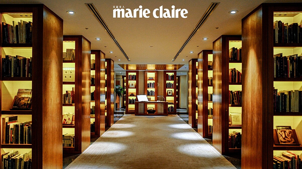 大廳走向客房電梯途中的「書架走道」