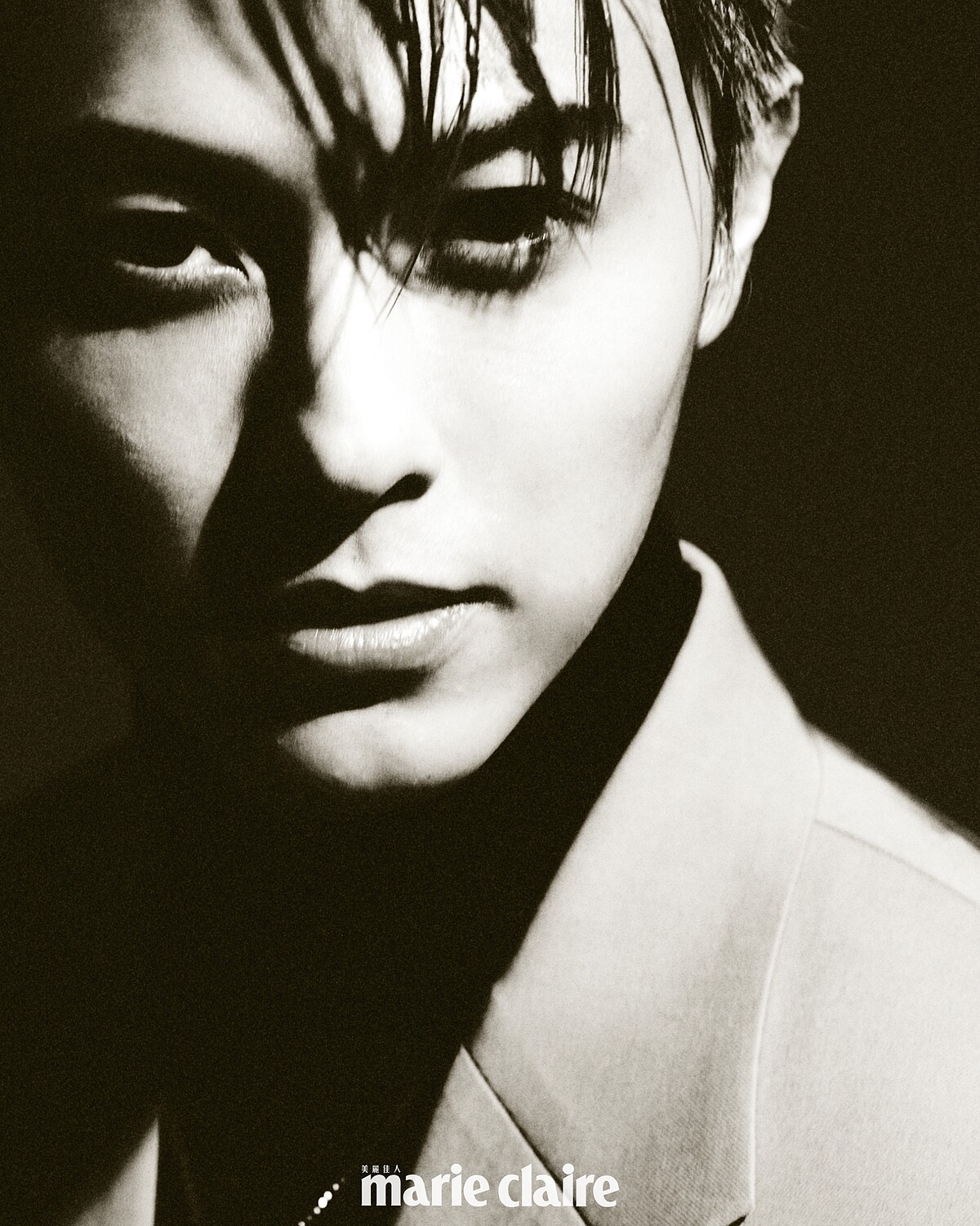 粉色西裝外套、紋金色項鍊，all by Versace；酒紅色高領針織衫，John Varvatos