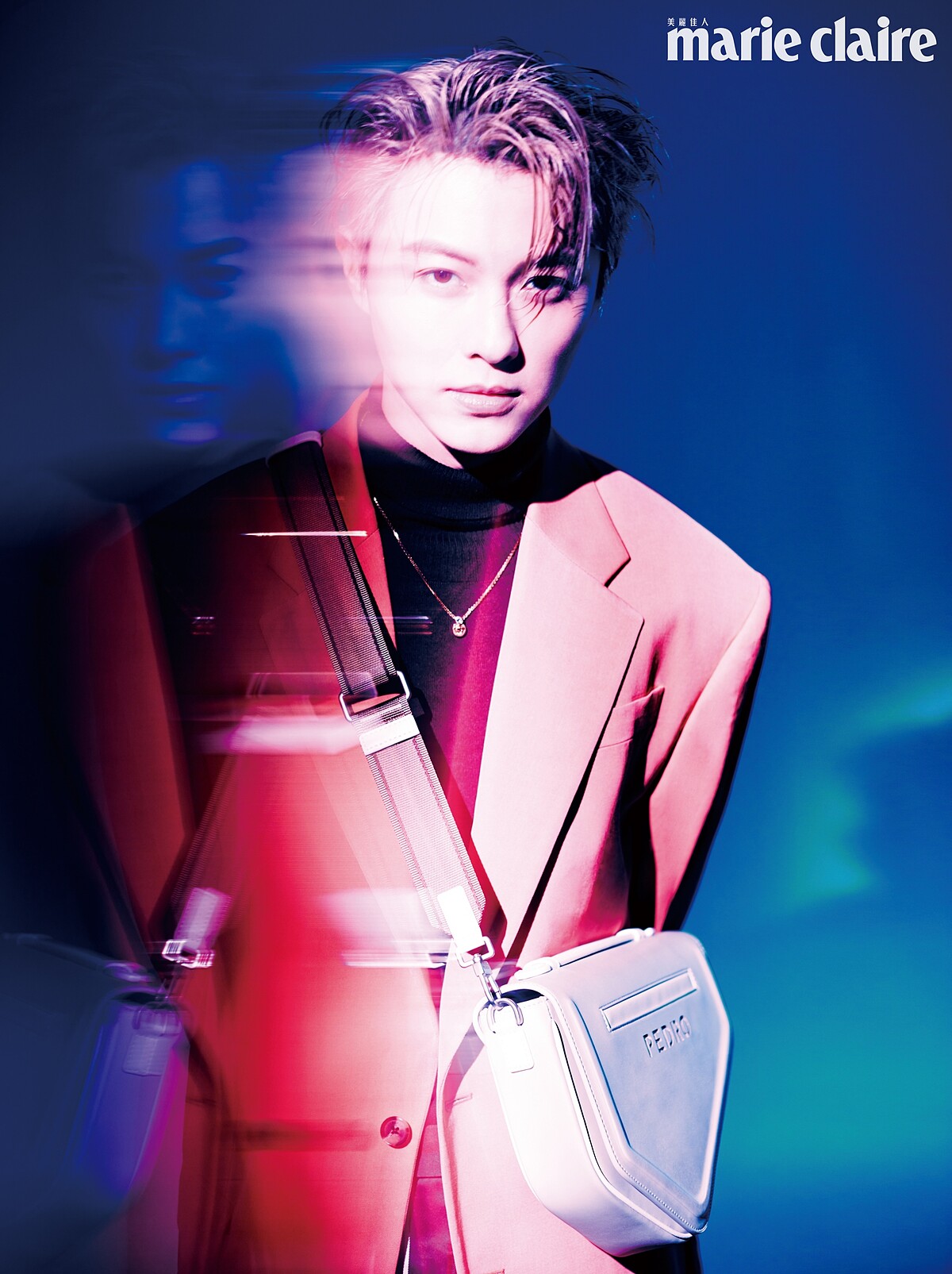 粉色西裝外套、金色項鍊，all by Versace；酒紅色高領針織衫，John Varvatos；白色側背包，PEDRO