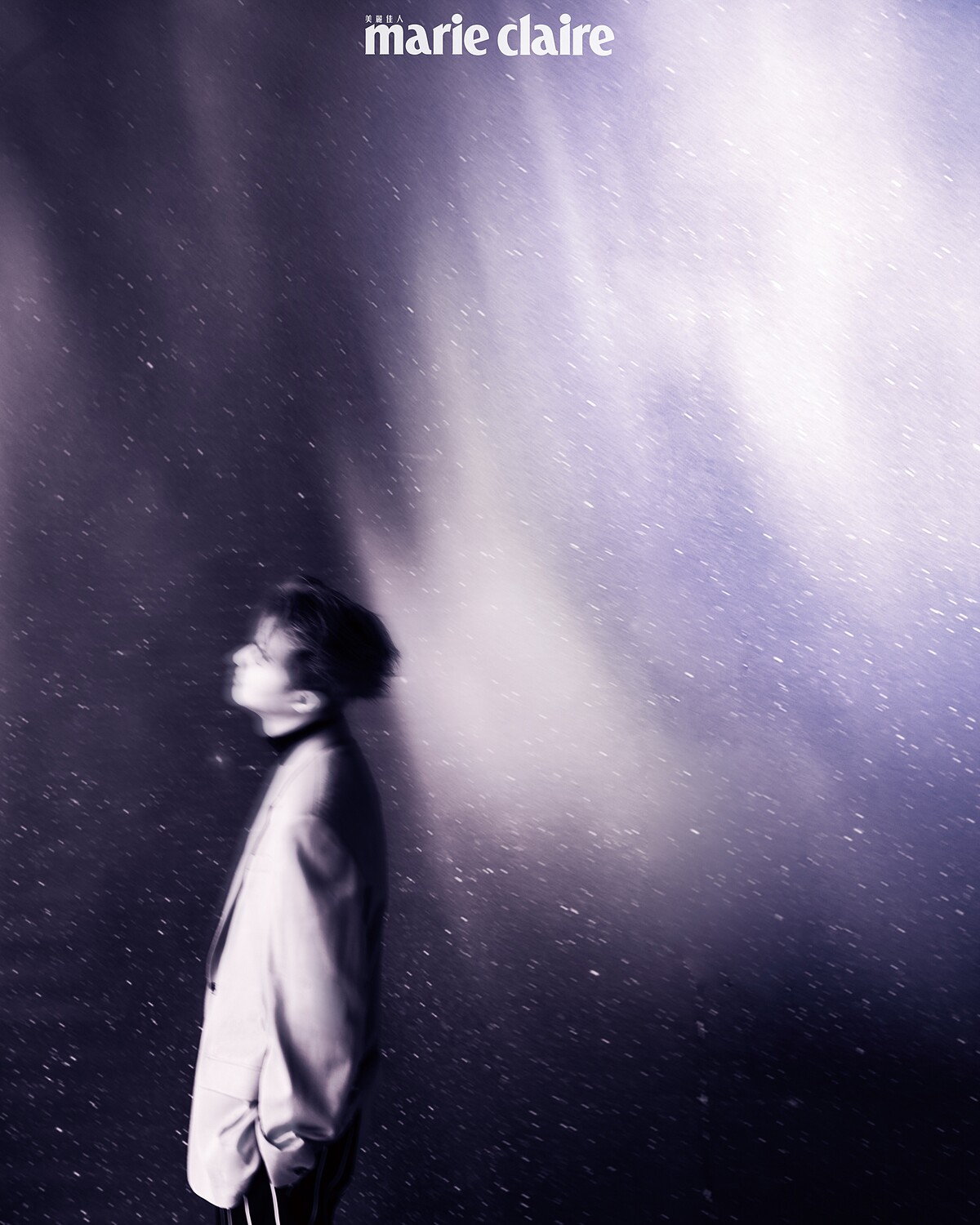 粉色西裝外套、紅色條紋寬鬆長褲、金色項鍊，all by Versace；酒紅色高領針織衫，John Varvatos。