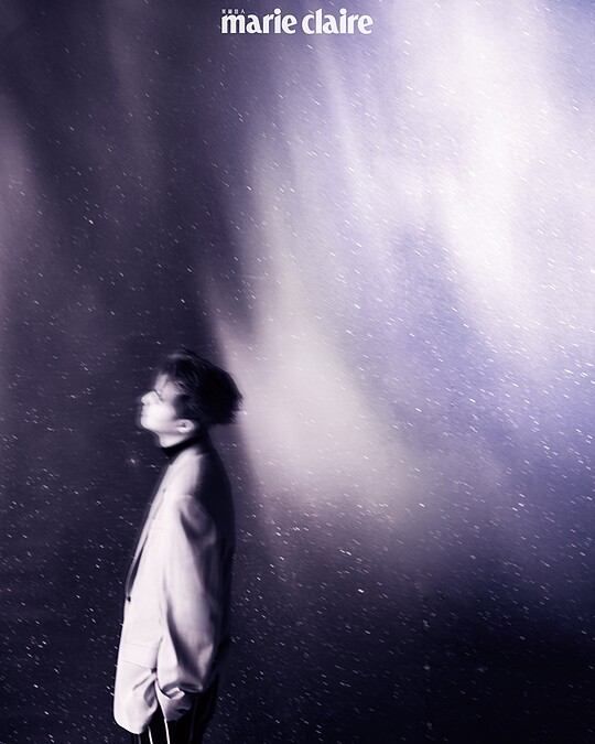 粉色西裝外套、紅色條紋寬鬆長褲、金色項鍊，all by Versace；酒紅色高領針織衫，John Varvatos。