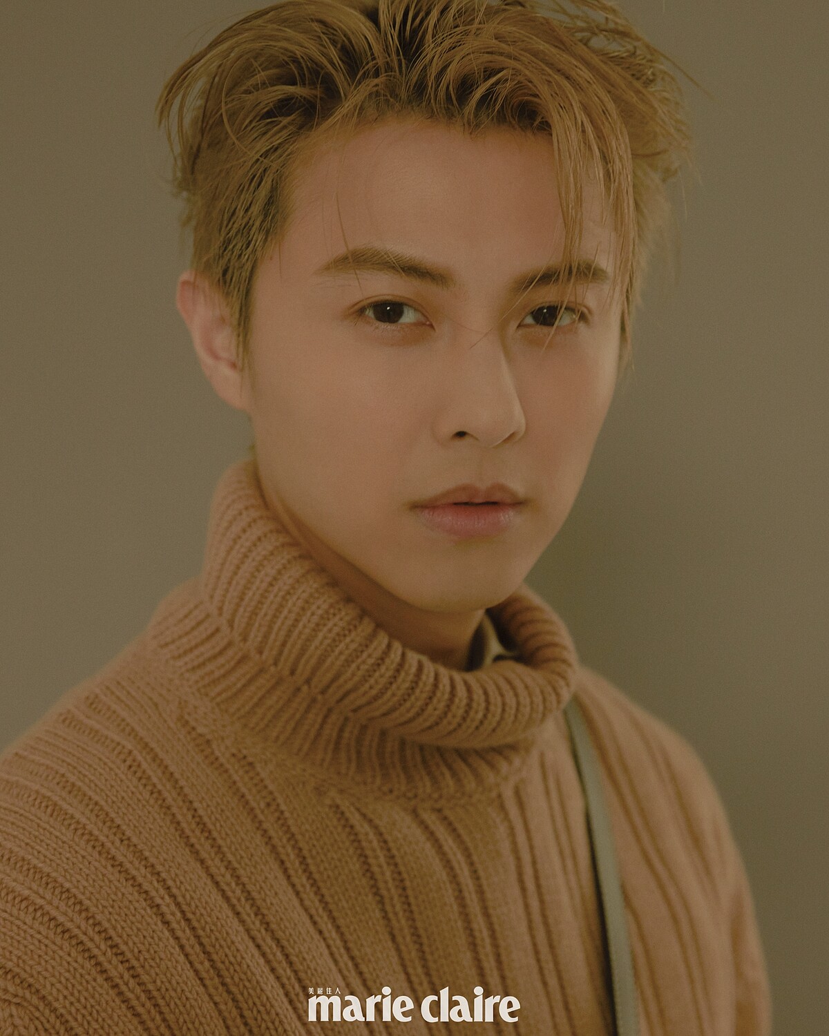 粉色高領毛衣、白色襯衫，both by FERRAGAMO；千鳥格紋側背包，CHARLES & KEITH