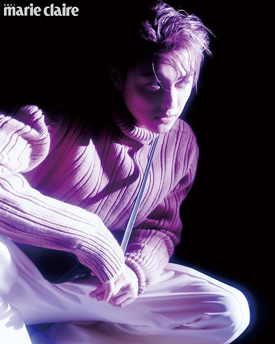 粉色高領毛衣、白色襯衫，both by FERRAGAMO；鵝黃色寬鬆邊條長褲，Gucci；千鳥格紋側背包，CHARLES & KEITH