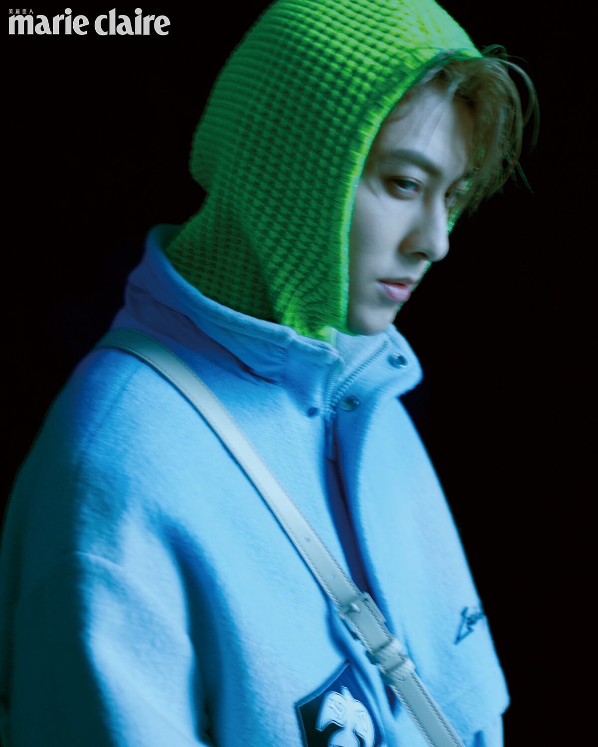 灰藍色立領上衣、灰藍色長褲，both by Louis Vuitton；螢光綠巴拉克拉法帽，Uniqlo x Marni；卡其色側背包，CHARLES & KEITH