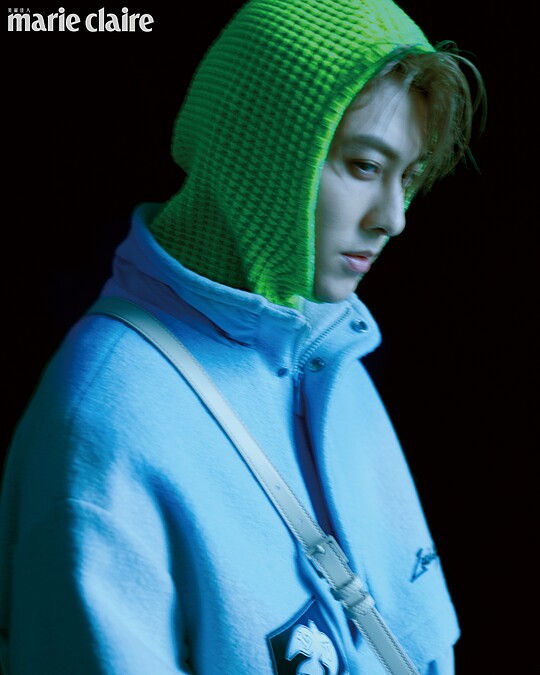 灰藍色立領上衣、灰藍色長褲，both by Louis Vuitton；螢光綠巴拉克拉法帽，Uniqlo x Marni；卡其色側背包，CHARLES & KEITH