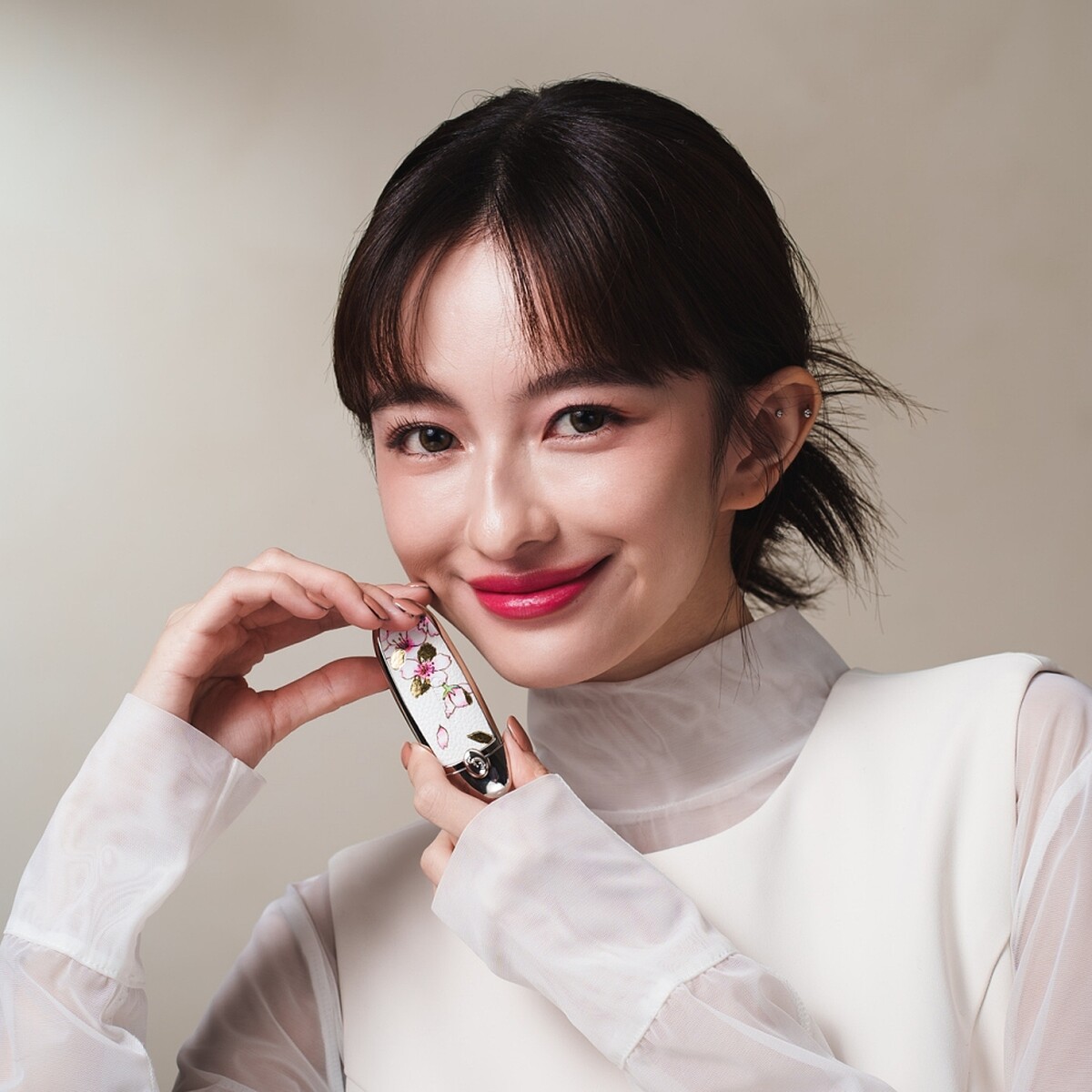 嬌蘭紅寶之吻高訂唇膏N&deg;63春櫻漫舞限定版試色。