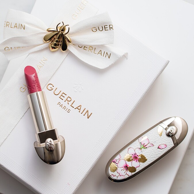 嬌蘭紅寶之吻高訂唇膏N&deg;63 (春櫻漫舞限定版)，NT1,250。嬌蘭紅寶之吻高訂彩殼(春櫻漫舞限定版)，NT1,350。