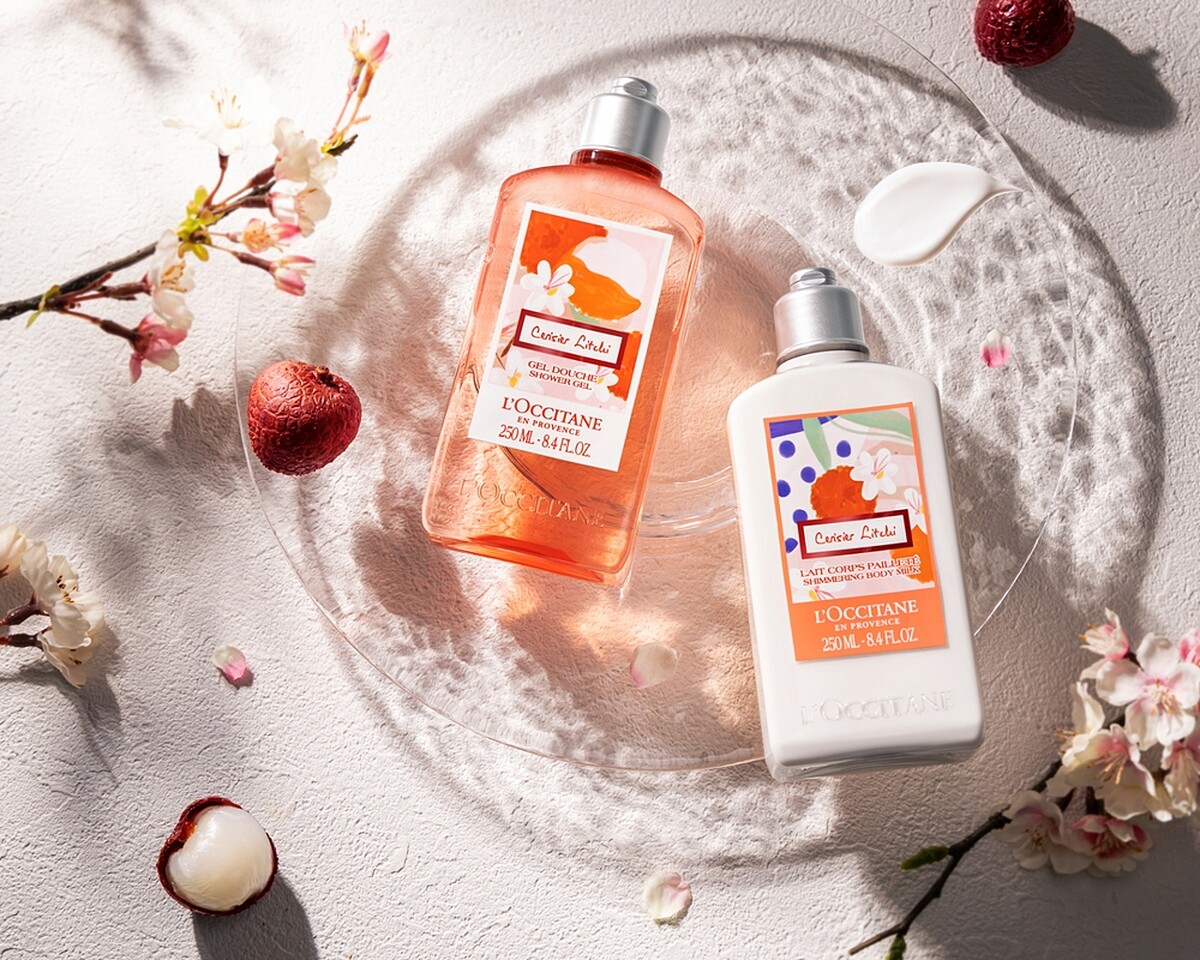 L'OCCITANE歐舒丹荔枝櫻花沐浴膠與荔枝櫻花美體乳情境照。荔枝櫻花沐浴膠250ml，NT880、荔枝櫻花美體乳250ml，NT1,280。