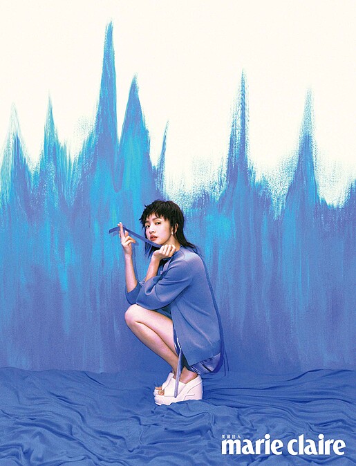 藍色高領針織衫、緞面 Baguette 造型短裙、白色厚底高跟膠鞋，all by Fendi。