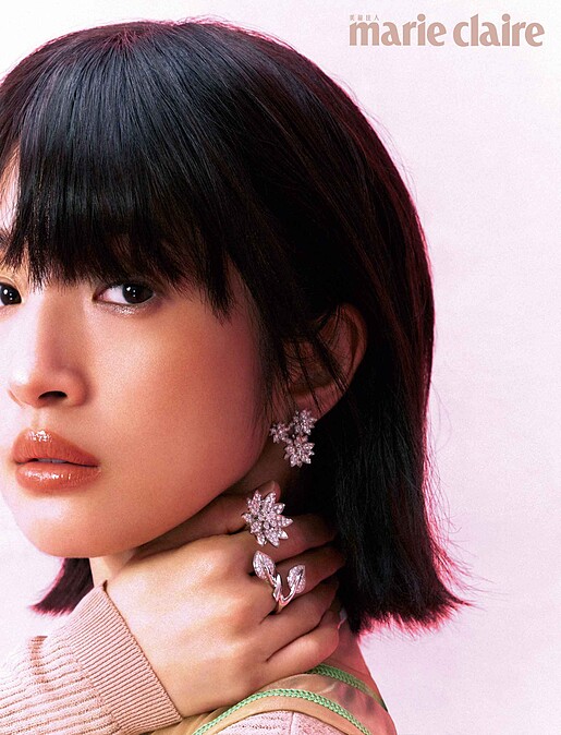 透視洋裝，Fendi。 白K金鑲鑽 Lotus 系列指間戒、18K白金鑲鑽 Lotus 系列耳環，all by Van Cleef & Arpels。