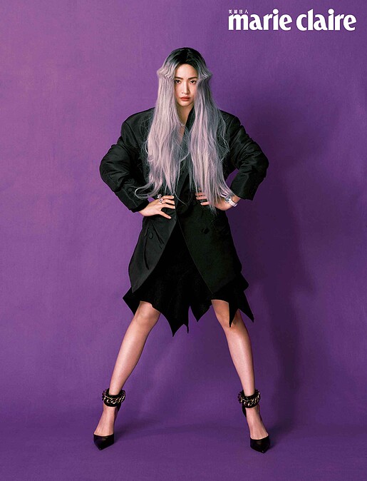 黑色針織洋裝、金屬鍊踝繫帶高跟鞋，both by Burberry；Oversized 西裝外套，Valentino。 18K白金鑲鑽Two Butterfly 吊墜、白K金鑲鑽 Lotus 系列指間戒、白K金鑲鑽 Lady F&eacute;erie 腕錶，all by Van Cleef & Arpels。