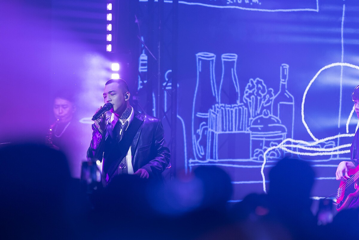 傻子與白痴團員在演出前送上領帶當蔡維澤生日禮物