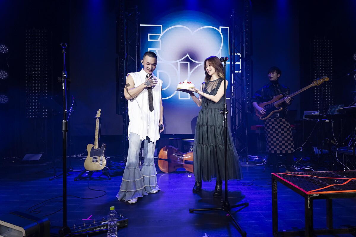 白安擔任傻子與白痴演唱會嘉賓,為蔡維澤慶生