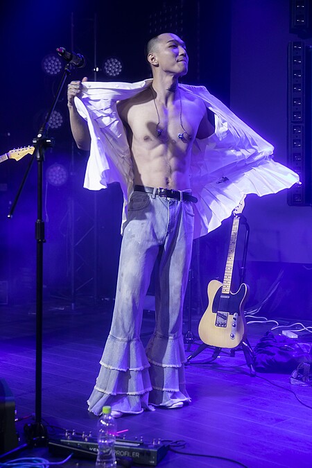 主唱蔡維澤在歌迷力拱下大方秀健身成果