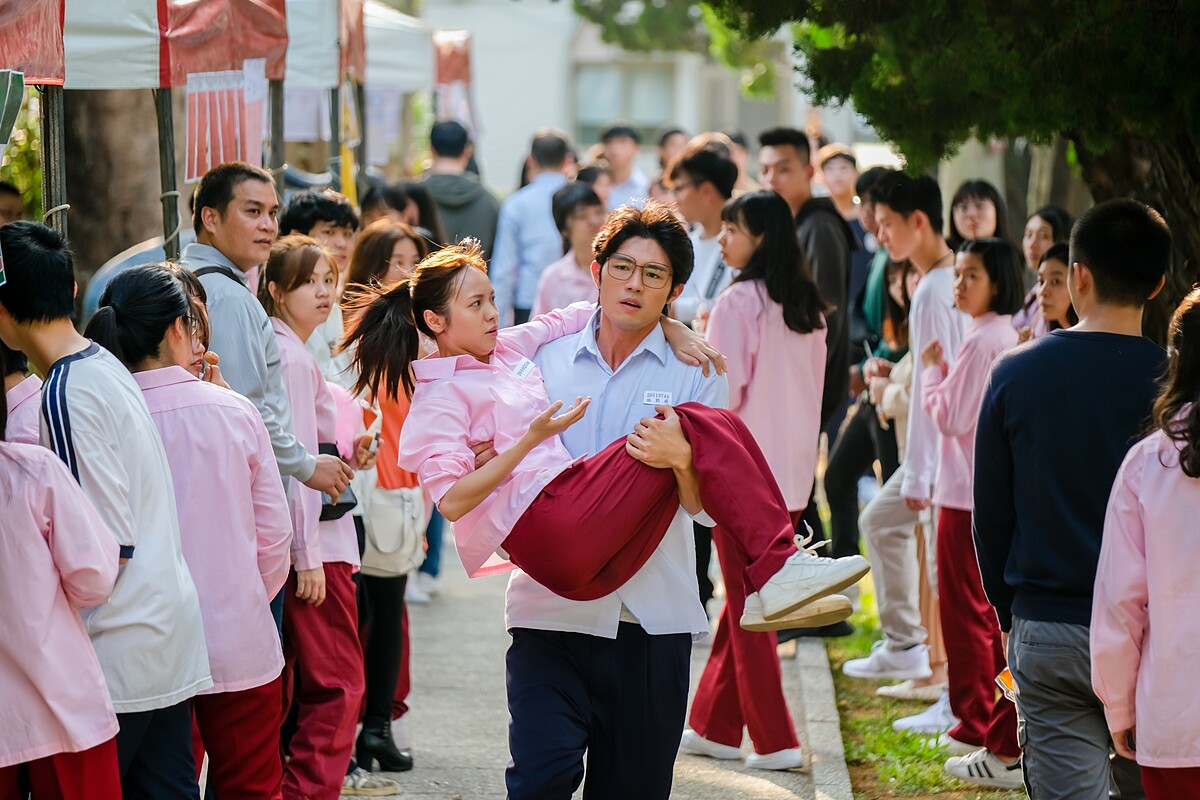 張耀仁英雄救美,公主抱黃姵嘉