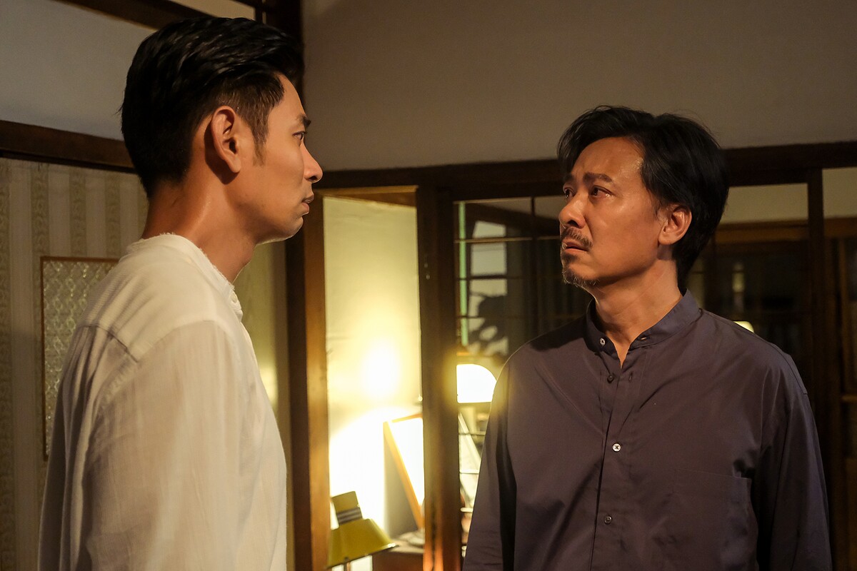 張耀仁藉著附身楊子儀(左)與父親尹昭德(右)訣別