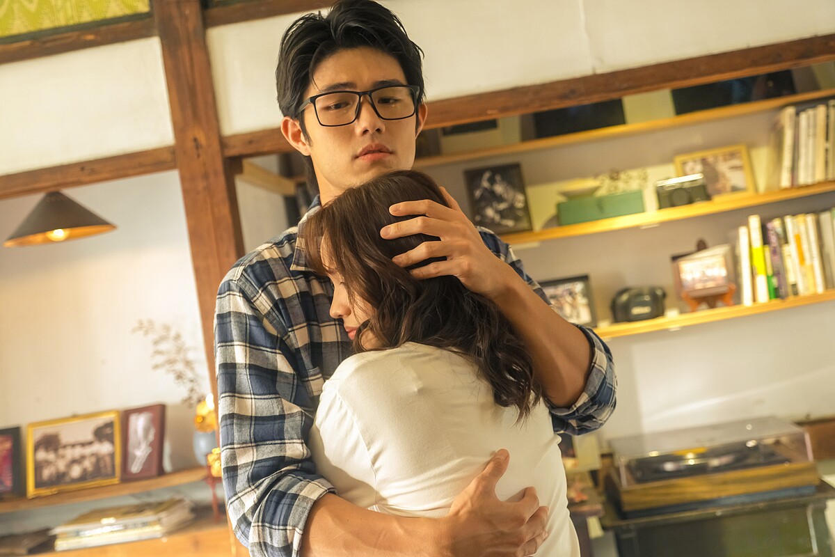 黃姵嘉用力緊抱前男友張耀仁