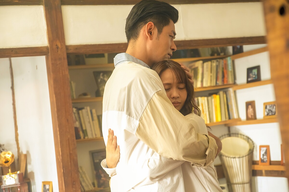 黃姵嘉緊抱的人其實是楊子儀