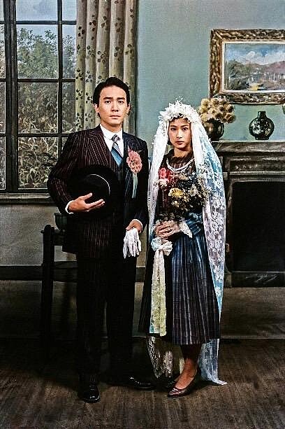 《悲情城市》中西合璧的迎親戲中，新娘辛樹芬身著典雅過膝洋裝，新郎梁朝偉則是三件式直條紋西裝