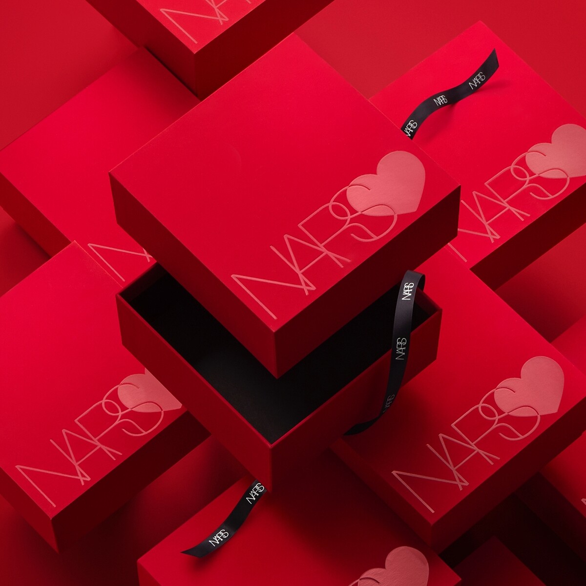 NARS官網與MOMO品牌旗艦館情人節獨家限定NARS限量情人節紅心禮盒。