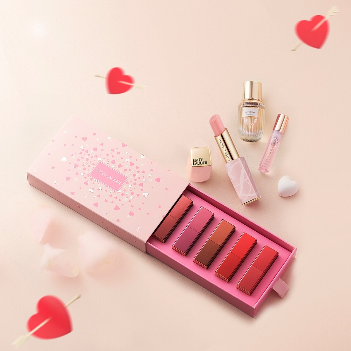 凡於全台雅詩蘭黛專櫃或雅詩蘭黛官網旗艦店消費滿NT2,099或購買邱比特迷你五色唇彩組，即贈雋永工藝探索香氛系列4ml精巧瓶與2ml針管香氛。雅詩蘭黛邱比特迷你五色唇彩組，NT2,000。