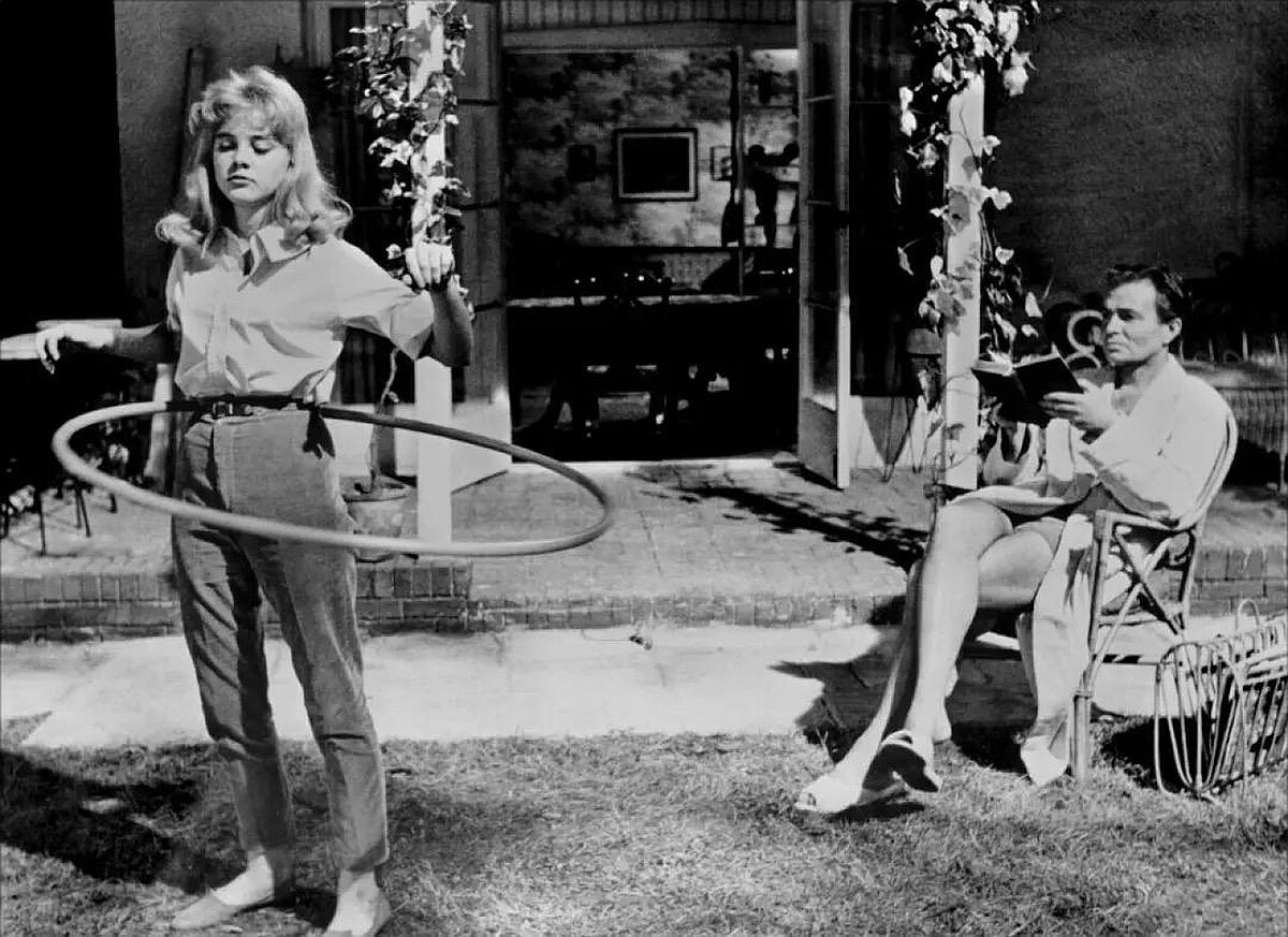 《一樹梨花壓海棠》。