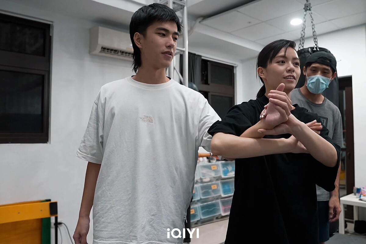 宋芸樺為女警角色訓練制伏嫌犯動作