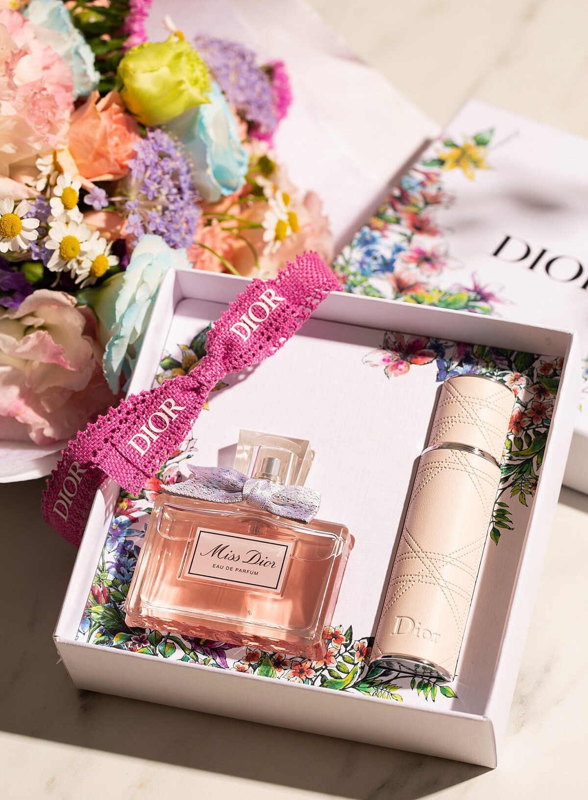 Miss Dior香氛愛戀旅行組/ 限量情人節禮盒&ndash;Miss Dior香氛與精巧隨身香，NT$5450。