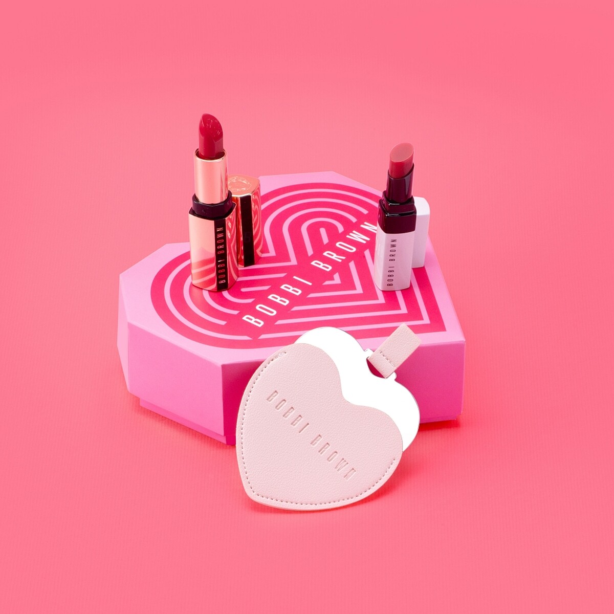 Bobbi Brown愛心隨身鏡禮盒情境照。