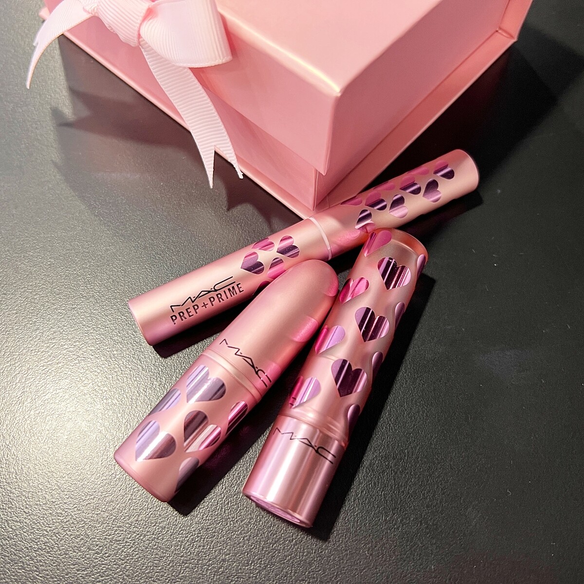 M.A.C撩心攻略妝前唇霜NT850、M.A.C撩心攻略時尚專業唇膏NT850、M.A.C撩心攻略水漾果凍潤唇膏，NT900