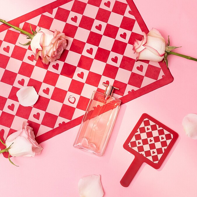 蘭蔻2023情人節限時加贈愛戀棋盤格化妝墊+愛戀棋盤格手拿鏡。