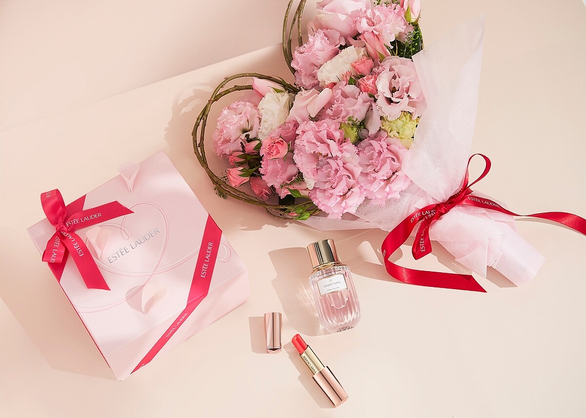 雅詩蘭黛2023情人於指定櫃點消費滿額加碼贈送限量「邱比特愛心花束」。