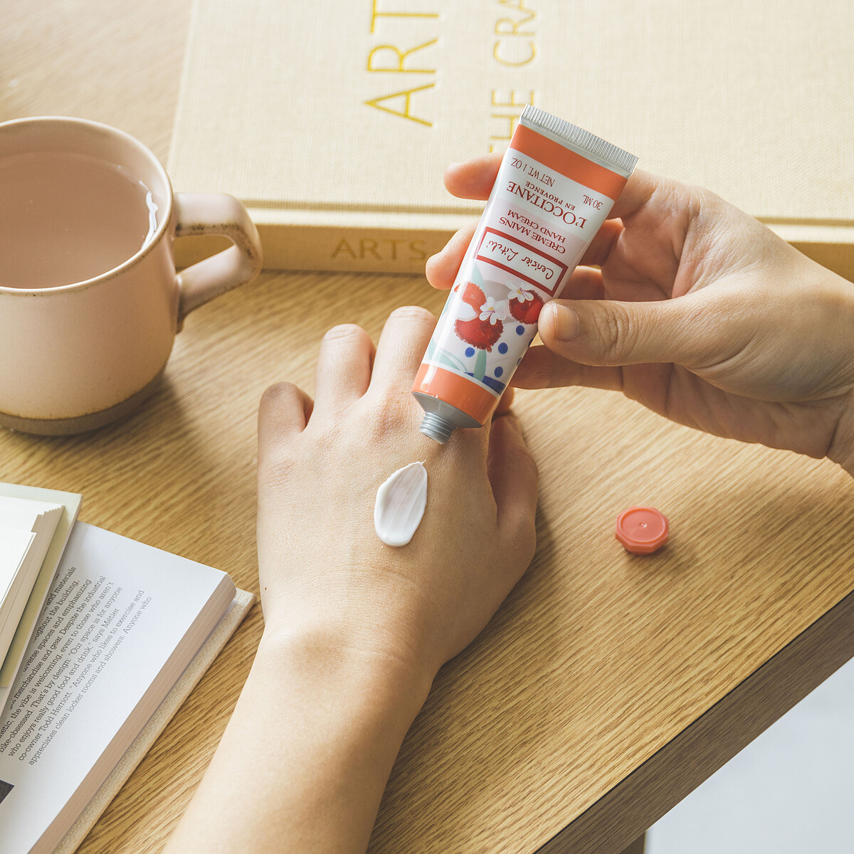 荔枝櫻花護手霜,30ml,NT. 400(限量)。