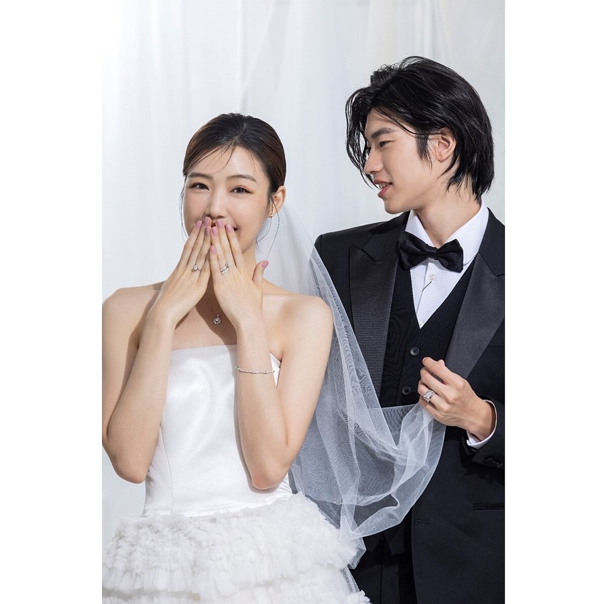 平口白色婚紗，韓國藝匠 Artiz Studio。