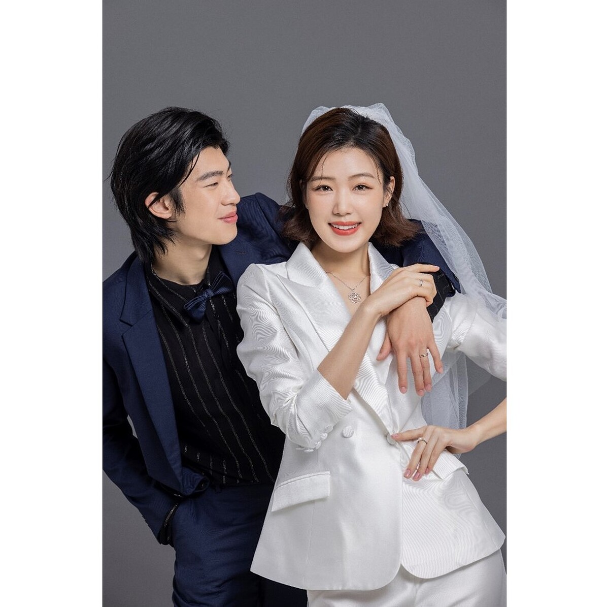 白色緞面西裝套裝，Jasmine Galleria Taipei；藍色調西裝外套，Paul Smith