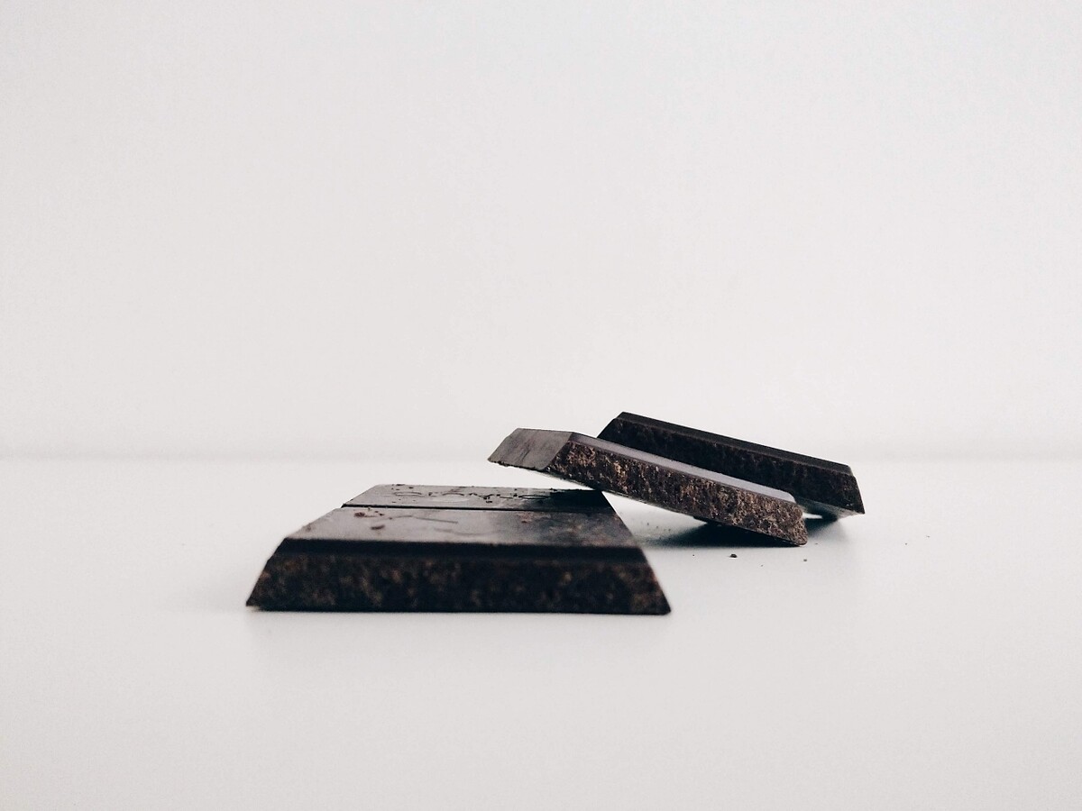 具有糖晶顆粒的質地及粗糙易碎的特性。