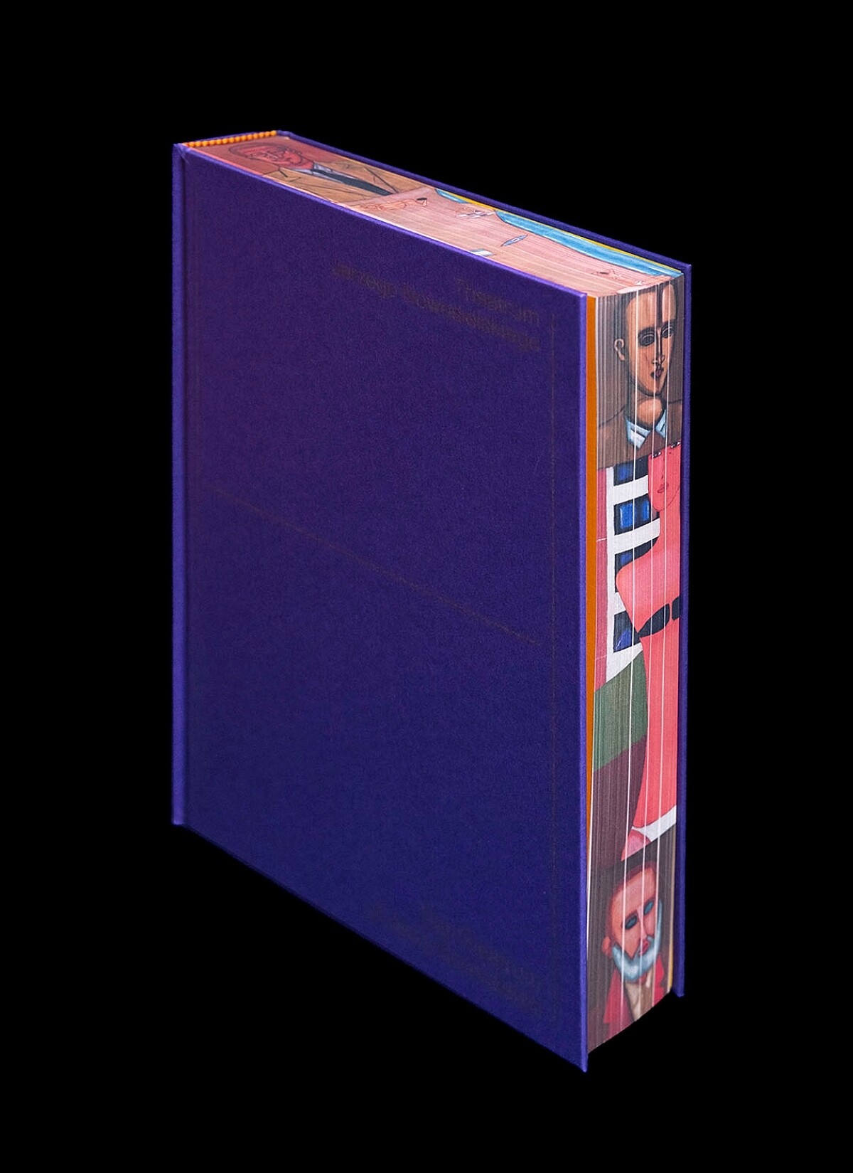 《諾沃謝爾斯基 劇院》雖然表面安靜，但拿起觀賞後，經驗的發現藝術家的作品圖像印製在書頁邊緣，章節號碼也以非線性的方式分佈在書背與封底上。具有空間感的設計，與眾不同、令人印象深刻。（攝影：Circle / 王蓓恩）