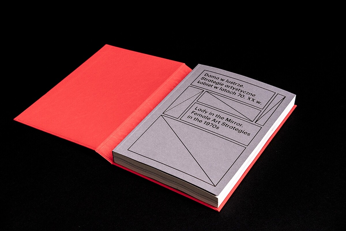 Ryszard Bienert 的作品通常有著簡約、收斂的外表，但透過嚴謹的字體與編排、有意識的留白空間分佈、適切的材質與裝幀方式，再層層釋放出豐富的視覺與內涵情感。（攝影：Circle / 王蓓恩）